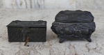 Antigas  CAIXAS EM PEWTER de coleção uma em forma de baú com chave e decoração de cena antiga e outra lindinha oval com pezinhos e decoração em alto relevo. Ambas forradas em veludo vermelho . Medem  7,5 cm x 4,5 x 3,5 cm , outra mede 8,5 cm x 6 x 6,5 cm .