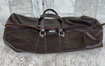 Bolsa para viagem em couro no tom castor .Marca KELSON'S . acessórios em metal  inclusive chave. Marcado num puxador CBF .Mede 50 cm de comprimento por 40 cm.