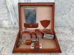 Caixa em couro almofadada com objetos de toilete masculina . Faltam alguns itens. Medidas da caixa : 18 cm 23 cm e 7 cm .