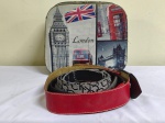 Frasqueira em lona com motivos ingleses com inscrição LONDON ,contendo sete cintos femininos (quase todos em couro ) sendo um mais largo da CALVIN KLEIN .Tamanho da frasqueira 25 x 28 x 10 cm.