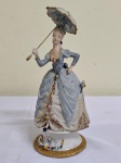 Elegante dama , marcado PARIS 1810 , com sombrinha  , porcelana CAPODIMONTE - ITÁLIA NÁPOLES . Assinada JORMILLE . Altura 21 cm.