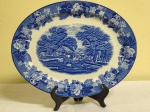 Travessa em porcelana inglesa da marca    WOODS WERE , oval com flores e ao centro CENA RURAL  mede 36 x 28 cm .