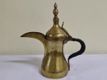 Bule TURCO  em bronze  com feitio bem típico. Marcado com contraste em dois lugares. Altura 29 cm e comprimento   do bico a alça  22 cm.