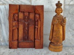 Duas peças SACRAS  em madeira maçiça  1 ) Oratório de viagem tríptico tendo ao centro Cristo crucificado ladeado por Nossa Senhora e São Jose, 2O,5 X 18 cm  2 ) Menino Deus  com trabalhos esculpidos na madeira Assinado  TOINHA - Terezina Piaui. medindo 21 cm.