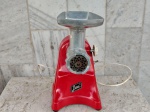 Muito bom triturador para carne da marca LICO , ELÉTRICO . VINTAGE. tom  em vermelho .esmaltado . FUNCIONANDO , medidas altura 31 cm de altura x 15 cm.