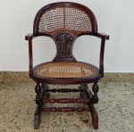 Antiga CADEIRA DE BALANÇO em madeira nobre com palhinha no encosto e no assento . Medidas  comprimento 55 cm , altura 82 cm . Assento 50 cm x 40 cm.
