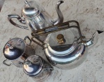 LOTE com metais espessurados a prata constando lindo Bule para café medindo 20 cm de altura , uma charmosa chaleira ( golden art ) com 18 cm e dois potes para açucar ou geléia medindo 11 cm.