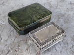 Duas caixas decorativas uma verde  14 x 8 x 3 cm e outra prateada forrada em veludo vermelho 8 x 6 x 4 cm.