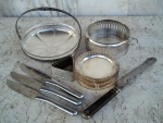 Lote com metais : porta garrafa ,  4 porta copos com pezinhos , porta guardanapo , cestinha com vidro abaulado medindo 15 cm por 12 de altura , tres facas marcadas IRAI  e uma faca de coleção marcada "joseph  roogers  & sons - cutllersto his majesty.