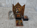 Lote com cinco peças ortodoxas : duas caixinhas russas , duas placas e um oratorio para viagem de 16 x 14 cm.