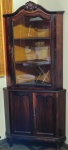 Magnífica cristaleira de canto em madeira nobre . Parte inferior com duas portas laterais  e parte superior simulando oratório. Duas  portas em vidro transparente. na parte superior. Fechaduras com chaves e acessórios em bronze. Mede parte inferior 86 cm e a superior 110 cm . Total 196 cm , Frente 87 cm e profundidade 47 cm . Duas prateleira tanto na parte inferior quanto na parte superior. Retirada por conta do arrematante em Laranjeiras com dia e hora a ser marcado.