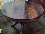 Mesa para sala de jantar redonda de  madeira maçiça  em jacarandá sobre  pes balaustre . Mede de altura 120 cm e de diâmetro 78 cm. Essa maravilhosa mesa se encontra em Laranjeiras e deve ser retirada com hora e dia marcado.