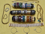 FECHAMENTO DE BRECHÓ : TRINTA E NOVE ( 39 )  pulseiras tipo escravas de diferentes modelos ,diversos materiais e diversas procedências . Junto 4 ( quatro ) cintos .