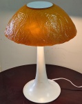 Abajur em metal no tom branco com cúpula em vidro no tom laranja , simulando cogumelo . mede de altura 46 cm e de diâmetro 32 cm . Peça original dos anos 60 . Funcionando.