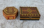 Duas caixas de coleção  em madeira sendo uma retangular com trabalhos ricos de marqueterie  e outra hexagonal com trabalhos em dourados Medem 14 x 12 x 5 cm e 10 x 6 cm