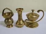 Tres peças diferentes indianas douradas : vasinho , incensório e jarro. Altura 10 cm