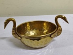 Recipiente em bronze dourado , martelado com escultura de cisnes em cada lado, (pode ser usado como saboneteira ) Mede 18 cm , cisne a cisne e 8 cm de altura .