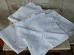NOVE panos para centro de mesa e ou centro de altar em linho branco de altíssima qualidade com trabalhos diversos. Estão integros com insignificantes marcas de uso variam de 150 x 60 cm 30 x 90 , 200 x 71 cm  e etc..