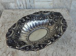 PRATA PORTUGUESA  contraste do PORTO . Maravilhoso centro de mesa -  fruteira com rosas em alto relevo e  aconcheados . Mede 38,5 de comprimento largura 26 cm e altura 10 cm. Pesa 765 gramas .