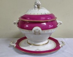 SEC XIX . ANTIGA EMAGNÍFICA SOPEIRA COM PRESENTOIR EM PORCELANA esmaltada nas cores branca e rosa-pink. Apresenta monograma AB - SEC XIX - vitrificada com arabescos em ouro. Louça provável da aristocracia . Marcada JRK - 22 RUE DE PARADIS / PARIS / FRANCE. Medidas 29 x 33 x 22 cm e présentoir 37 x 31 cm. RARIDADE !!!