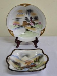 Duas peças em porcelana oriental (japonesas ) com pintura de jardins , pagodes e Monte Fuji . marcas de origem . 19 cm e 16 cm.