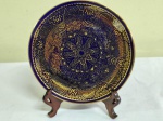 Lindo prato azul decorativo com pintura de MANDALA com ouro. .Mede 17 cm