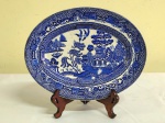 Travessa oval WOOD WARE , com decoração de cena de jardins e pagodes . mede 23 x 18 cm.