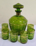 Licoreira e seis copinhos no tom verde com frisos e detalhes em ouro. Altura 21 cm e copinhos 6 cm.