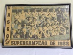 Antigo quadro com foto do TIME DO VASCO DA GRAMA- SUPERCAMPEÃO DE 1982 , com dedicatória ao técnico ANTONIO LOPES . Mede 56 x 36 cm.