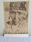Cinco estampas de Nativos americanos do início do SEC XX , provavelmente retratados pelo renomado fotógrafo e etnólogo americano EDWARD S. CURTIS  Med 46 x 32 cm.