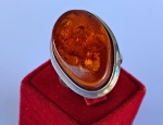 JÓIA EM PRATA 925 : Anel em prata ,com grande pedra em âmbar de ótima qualidade tipo cabochon. Pesa 11,6 gramas . Tamanho flexível.