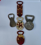 Cinco abridores de garrafa :  dentre eles tres em bronze trabalhados originários de Israel e um em  metal com ícones de Brasília.