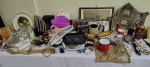 MISCELÂNEA ; SETENTE E CINCO PEÇAS DIVERSAS: incluindo porcelanas, vidros, pratos, metais , cd's,  colheres de café  , pulseiras , xícaras, curiosidades . Junto uma  grande mala no tom rubi. NÃO HÁ PEÇAS QUEBRADAS. Esse lote pela quantidade e peso não pede ser enviado pelos Correios .