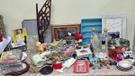 MISCELÂNEA ; SESSENTA E CINCO PEÇAS DIVERSAS: incluindo porcelanas, vidros, pratos, metais ,xícaras, curiosidades ., CD'S , colheres de café , pulseiras  etc..  Junto uma  grande mala no tom azul turquesa . NÃO HÁ PEÇAS QUEBRADAS. A mala apresenta uma perda de material na parte externa. Esse lote pela quantidade e peso não pede ser enviado pelos Correios .
