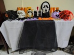 PEÇAS DE HALOWEEN -38 peças  inclluindo COPOS pretos -16 e TAÇAS  laranja - 6  , uma caveira , par de castiçais que acendem , 3 morangas (preta , lillás e branca) , vela ensanguentada  em plástico rígido, duas TEIAS DE ARANHA (laranja e preto ) em plástico rígido  duas máscaras de caveira , várias bolas e um lote com escorpioes e lagartixas em plástico. e um excepcional e extenso TECIDO PRETO  em poliéster simulando tule com elastano.