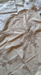 Duas toalhas antigas bordadas medindo a bege 100 cm x 100 cm e a branca de linho 110 x 150 cm e mais cinco paninhos também antigos - total 7 peças
