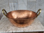 Tacho em cobre de ótima qualidade com alças em bronze . Medidas alça a alça 43 cm ,  diâmetro 34 cm.