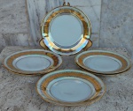 Porcelana Rio Branco : conjunto de seis pratos para bolo /sobremesa em porcelana iridescente , fundo branco com faixa dourada e frisos em ouro . SEM USO . Mede 19 cm.