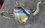 Elegante BULE PARA CHÁ em , metal espessurado a prata com marca de procedência na base . Mede 16 x 25 cm.