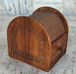 Interessante porta jóia em madeira trabalhada  com efeito sonoro quando se abre a gaveta . Medidas 11 x 13 x 13 cm.