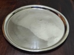 Bandeja grandiosa circular em metal prateado com diâmetro 50 cm . Insignificantes marcas de uso .