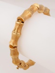 Elegante pulseira possivelmente Italiana em ouro 750 ml contrastado, cinzelado em forma de troncos d