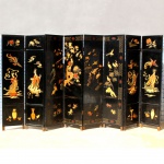 BIOMBO - Extraordinário biombo chinês de 8 folhas em laca chinesa na cor preta, decoração em relevo