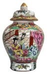 CHINA - Delicado potiche em porcelana oriental fartamente adornada com pássaros, gueixas e motivo fl