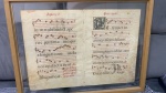 PÁGINA DE MANUSCRITO MEDIEVAL, RELIGIOSO, MEDINDO 68X48 CM. EMOLDURADO  ESCRITO DOS DOIS LADOS.