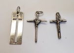 Lote contendo três crucifixos produzidos em prata de lei, maior comprimento:3,2cm.