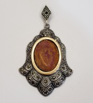 Belíssimo pingente produzido em prata de lei, com pedrarias de Marcassita estilizado design, e filetação em ouro, maior comprimento:5,5cm.