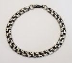 Pulseira produzida em prata de lei, com ornamentação de elos duplos, comprimento aberto:18,6cm.