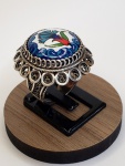 Turkey - Anel vintage turco em Prata de lei,teor 925ml, em rico cinzel,  com design fenestrado, tendo ao centro ornamentação de porcelana, aro:17.
