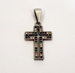 Pingente produzido em prata de lei,  representando crucifixo rico em pedrarias coloridas, maior comprimento:3cm.